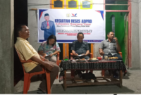Anggota DPRD Partai Perindo, Paulus S. Aprianus Gagu, SE (tengah) saat mencatat usulan aspirasi warga kelurahan Satar Peot. (Foto: Nardin Lonnista / GBR News)