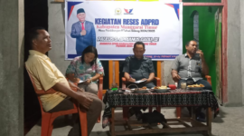 Anggota DPRD Partai Perindo, Paulus S. Aprianus Gagu, SE (tengah) saat mencatat usulan aspirasi warga kelurahan Satar Peot. (Foto: Nardin Lonnista / GBR News)