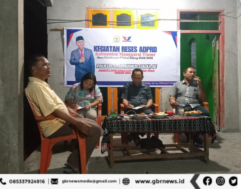 Anggota DPRD Partai Perindo, Paulus S. Aprianus Gagu, SE (tengah) saat mencatat usulan aspirasi warga kelurahan Satar Peot. (Foto: Nardin Lonnista / GBR News)