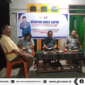 Anggota DPRD Partai Perindo, Paulus S. Aprianus Gagu, SE (tengah) saat mencatat usulan aspirasi warga kelurahan Satar Peot. (Foto: Nardin Lonnista / GBR News)