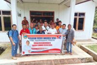 Anggota DPRD Kabupaten Manggarai Timur, Petrus Yohanes Elmiance, pose bersama warga dapilnya usai reses berlangsung. (Foto: PE/ Nardin Lonnista)