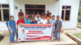Anggota DPRD Kabupaten Manggarai Timur, Petrus Yohanes Elmiance, pose bersama warga dapilnya usai reses berlangsung. (Foto: PE/ Nardin Lonnista)