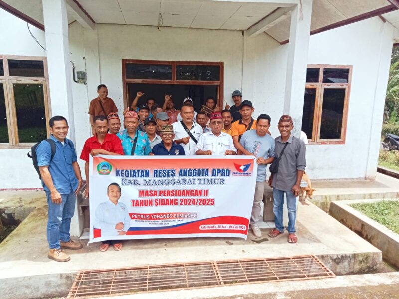 Anggota DPRD Kabupaten Manggarai Timur, Petrus Yohanes Elmiance, pose bersama warga dapilnya usai reses berlangsung. (Foto: PE/ Nardin Lonnista)