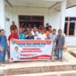 Anggota DPRD Kabupaten Manggarai Timur, Petrus Yohanes Elmiance, pose bersama warga dapilnya usai reses berlangsung. (Foto: PE/ Nardin Lonnista)
