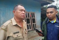 Plt Camat Kota Komba, Emanuel J.W. Lodhu, saat diwawancarai media. (Foto: Nardin Lonnista/GBRNews)