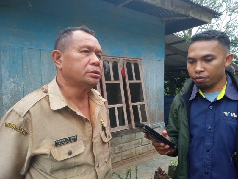 Plt Camat Kota Komba, Emanuel J.W. Lodhu, saat diwawancarai media. (Foto: Nardin Lonnista/GBRNews)
