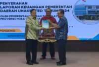 Bupati Manggarai Timur Agas Andreas (kiri) saat menyerahkan Laporan Kinerja Pemerintah Daerah (LKPD) 2024 ke Badan Pemeriksa Keuangan (BPK) Provinsi NTT di Kupang (Foto: PKM/GBRNews.id)