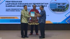 Bupati Manggarai Timur Agas Andreas (kiri) saat menyerahkan Laporan Kinerja Pemerintah Daerah (LKPD) 2024 ke Badan Pemeriksa Keuangan (BPK) Provinsi NTT di Kupang (Foto: PKM/GBRNews.id)