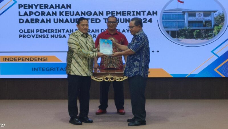 Bupati Manggarai Timur Agas Andreas (kiri) saat menyerahkan Laporan Kinerja Pemerintah Daerah (LKPD) 2024 ke Badan Pemeriksa Keuangan (BPK) Provinsi NTT di Kupang (Foto: PKM/GBRNews.id)
