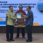 Bupati Manggarai Timur Agas Andreas (kiri) saat menyerahkan Laporan Kinerja Pemerintah Daerah (LKPD) 2024 ke Badan Pemeriksa Keuangan (BPK) Provinsi NTT di Kupang (Foto: PKM/GBRNews.id)