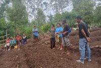 Kelompok Tani Sehati Razong Koe saat membuka lahan baru untuk menanam sayur. (Foto: Nardin Lonnista/GBRNews.id)