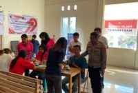 Kapolres Manggarai Timur, AKBP Suryanto, S.ST., M.Mar.E., M.M., M.Tr.Opsla., saat memantau langsung kegiatan bakti kesehatan dan donor darah. (Foto: Humas/GBRnews.id)