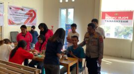 Kapolres Manggarai Timur, AKBP Suryanto, S.ST., M.Mar.E., M.M., M.Tr.Opsla., saat memantau langsung kegiatan bakti kesehatan dan donor darah. (Foto: Humas/GBRnews.id)