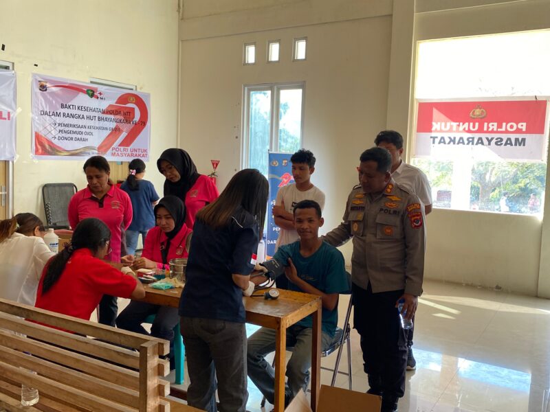 Kapolres Manggarai Timur, AKBP Suryanto, S.ST., M.Mar.E., M.M., M.Tr.Opsla., saat memantau langsung kegiatan bakti kesehatan dan donor darah. (Foto: Humas/GBRnews.id)