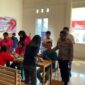 Kapolres Manggarai Timur, AKBP Suryanto, S.ST., M.Mar.E., M.M., M.Tr.Opsla., saat memantau langsung kegiatan bakti kesehatan dan donor darah. (Foto: Humas/GBRnews.id)