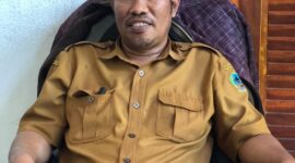Sekretaris Dinas Koperindag Matim, Vinsen Mahus, saat ditemui di ruang kerjanya, Selasa (8/7/2025). (Foto: Yoris/GBRNews.id)