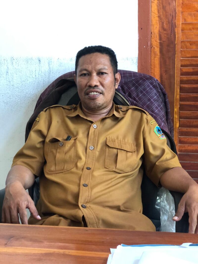 Sekretaris Dinas Koperindag Matim, Vinsen Mahus, saat ditemui di ruang kerjanya, Selasa (8/7/2025). (Foto: Yoris/GBRNews.id)