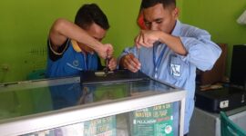 Tim Sahabat Komputer Borong saat memperbaiki laptop rusak. (Foto: Inong/GBRNews.id)