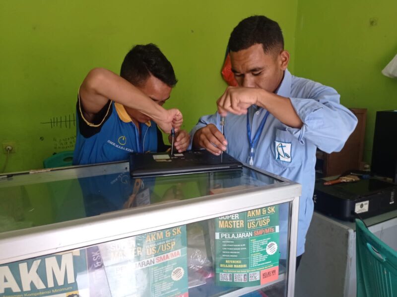 Tim Sahabat Komputer Borong saat memperbaiki laptop rusak. (Foto: Inong/GBRNews.id)