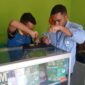 Tim Sahabat Komputer Borong saat memperbaiki laptop rusak. (Foto: Inong/GBRNews.id)