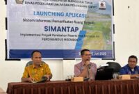 Ferdinandus Mbembok, ST, peserta Pelatihan Kepemimpinan Administrator (KPA) Angkatan XVI Provinsi NTT sekaligus Pejabat Administrator di Dinas PUPR Manggarai Timur (Tengah) saat presentasi aplikasi SIMANTAP. (Foto: Iren/GBRNews.id)