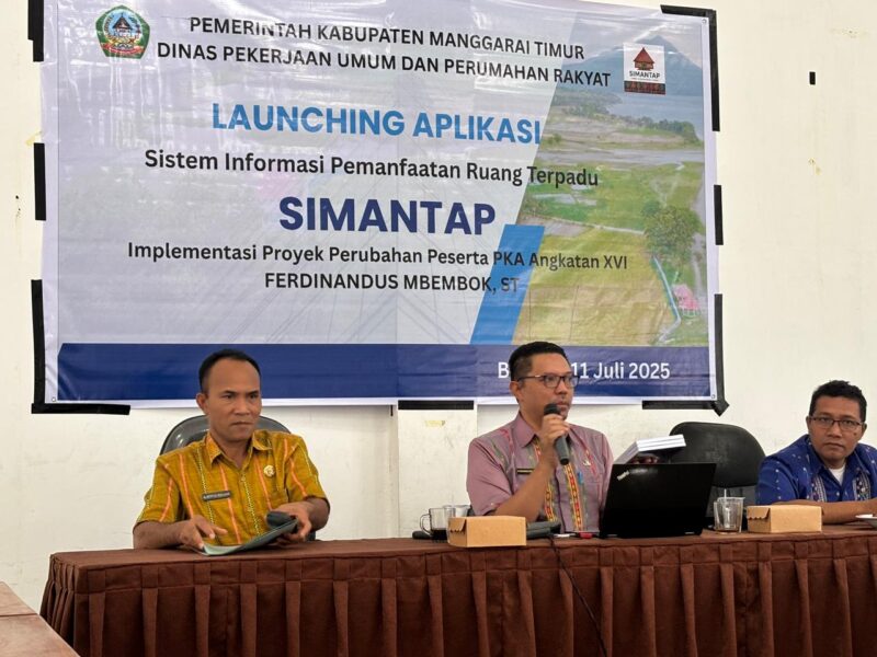 Ferdinandus Mbembok, ST, peserta Pelatihan Kepemimpinan Administrator (KPA) Angkatan XVI Provinsi NTT sekaligus Pejabat Administrator di Dinas PUPR Manggarai Timur (Tengah) saat presentasi aplikasi SIMANTAP. (Foto: Iren/GBRNews.id)