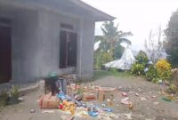Barang dagangan milik Kristina berserakan ke luar halaman rumah yang dibuang Irma Letong. (Foto: Screenshot Video/ GBRNews.id)