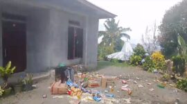 Barang dagangan milik Kristina berserakan ke luar halaman rumah yang dibuang Irma Letong. (Foto: Screenshot Video/ GBRNews.id)