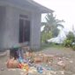 Barang dagangan milik Kristina berserakan ke luar halaman rumah yang dibuang Irma Letong. (Foto: Screenshot Video/ GBRNews.id)