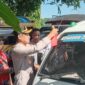 Kapolres Manggarai Timur, AKBP Haryanto, saat memasang bendera merah putih di sala satu mobil pickup warga. (Foto: Nardin Lonnista/ GBRNews.id)