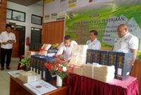 Kepala Kantor Pertanahan, Jeremias Haning, S.Sit (tengah) didampingi dua orang tim ajudikasi saat menandatangani berita acara. (Foto: Nardin Lonnista/GBRNews.id)