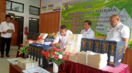 Kepala Kantor Pertanahan, Jeremias Haning, S.Sit (tengah) didampingi dua orang tim ajudikasi saat menandatangani berita acara. (Foto: Nardin Lonnista/GBRNews.id)