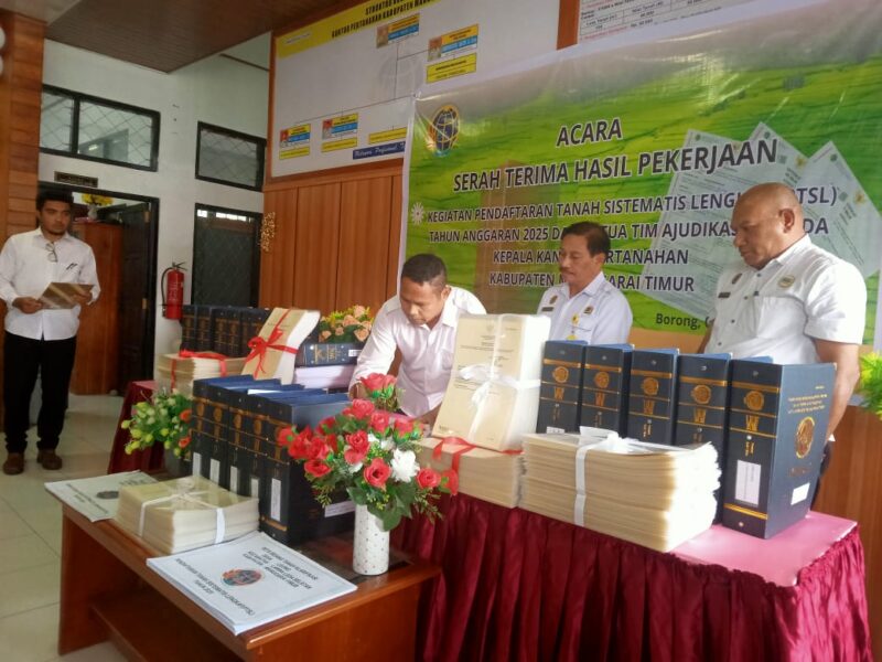 Kepala Kantor Pertanahan, Jeremias Haning, S.Sit (tengah) didampingi dua orang tim ajudikasi saat menandatangani berita acara. (Foto: Nardin Lonnista/GBRNews.id)