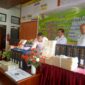 Kepala Kantor Pertanahan, Jeremias Haning, S.Sit (tengah) didampingi dua orang tim ajudikasi saat menandatangani berita acara. (Foto: Nardin Lonnista/GBRNews.id)
