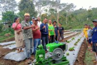 Kelompok Tani Sehati Razong Koe Poses bersama usai penyerahan mesin pompa air. (Foto: Nardin Lonnista/GBRNews.id)