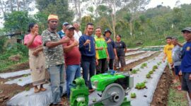 Kelompok Tani Sehati Razong Koe Poses bersama usai penyerahan mesin pompa air. (Foto: Nardin Lonnista/GBRNews.id)