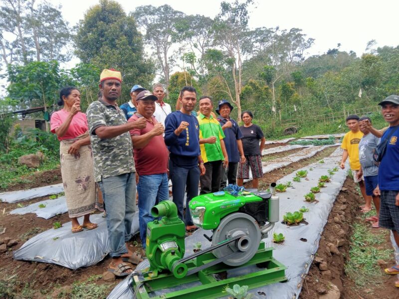 Kelompok Tani Sehati Razong Koe Poses bersama usai penyerahan mesin pompa air. (Foto: Nardin Lonnista/GBRNews.id)