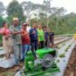 Kelompok Tani Sehati Razong Koe Poses bersama usai penyerahan mesin pompa air. (Foto: Nardin Lonnista/GBRNews.id)