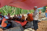 Prosesi acara adat peletakan batu pertama SMPN 12 Kota Komba oleh tokoh adat setempat yang disaksikan langsung oleh jajaran dinas PPO Matim. (Foto: Nardin Lonnista)