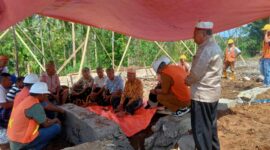 Prosesi acara adat peletakan batu pertama SMPN 12 Kota Komba oleh tokoh adat setempat yang disaksikan langsung oleh jajaran dinas PPO Matim. (Foto: Nardin Lonnista)