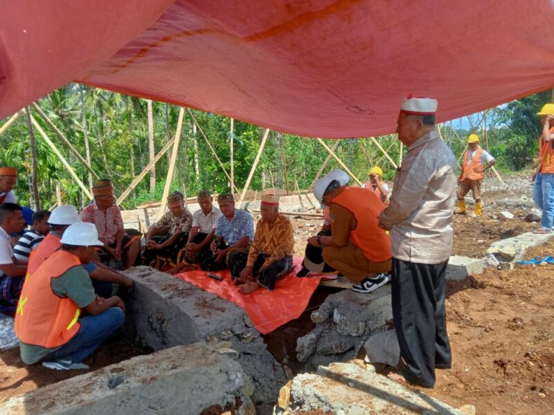 Prosesi acara adat peletakan batu pertama SMPN 12 Kota Komba oleh tokoh adat setempat yang disaksikan langsung oleh jajaran dinas PPO Matim. (Foto: Nardin Lonnista)