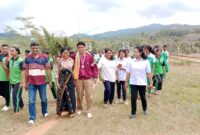 Yohanas Subianto bersama orang tuanya didampingi Kepala SMAN 5 Borong, Emilia Samue, para guru, dan siswa saat penerimaan di sekolah. (Foto: Feliks/GBRNews.id)