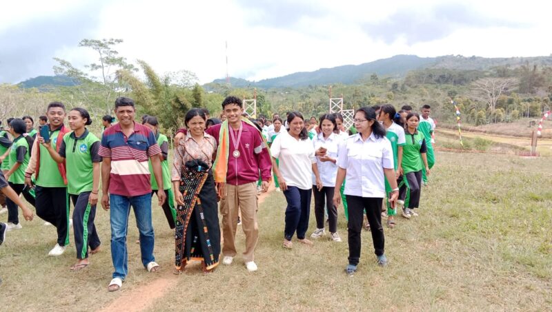 Yohanas Subianto bersama orang tuanya didampingi Kepala SMAN 5 Borong, Emilia Samue, para guru, dan siswa saat penerimaan di sekolah. (Foto: Feliks/GBRNews.id)