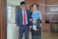 Jefrin Haryanto didampingi istri saat mengikuti pelantikan dipimpin langsung oleh Bupati Manggarai, Hery Nabit, di Aula Ranaka Kantor Bupati Manggarai, Senin (1/9/2025). (Foto: Ist)