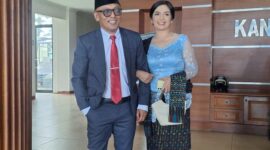 Jefrin Haryanto didampingi istri saat mengikuti pelantikan dipimpin langsung oleh Bupati Manggarai, Hery Nabit, di Aula Ranaka Kantor Bupati Manggarai, Senin (1/9/2025). (Foto: Ist)