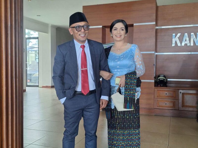Jefrin Haryanto didampingi istri saat mengikuti pelantikan dipimpin langsung oleh Bupati Manggarai, Hery Nabit, di Aula Ranaka Kantor Bupati Manggarai, Senin (1/9/2025). (Foto: Ist)