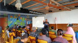 Crown Manager K-Link Indonesia Alfonsaga Sutardi Syu  (depan) saat berbagi materi wirausaha. (Foto: Nardin Lonista)