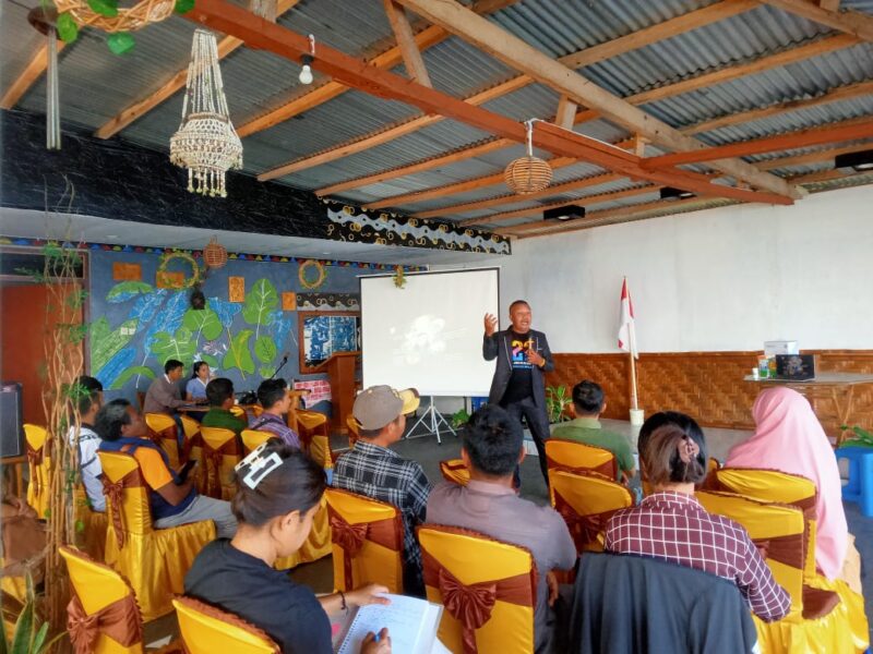 Crown Manager K-Link Indonesia Alfonsaga Sutardi Syu  (depan) saat berbagi materi wirausaha. (Foto: Nardin Lonista)