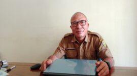 Kepala Dinas Pemberdayaan Masyarakat Desa (DPMD) Manggarai Barat, Pius Baut, Selasa (31/3/2026) pagi di ruang kerjanya. Foto Rino/GBRNews.id