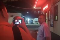 Ketua DPD Partai Perindo Kabupaten Manggarai Barat berinisial H (41) tampak tegang dan memilih irit bicara saat dicegat awak media usai keluar dari ruang pemeriksaan, Kamis (25/2). Foto Rino/GBRNews